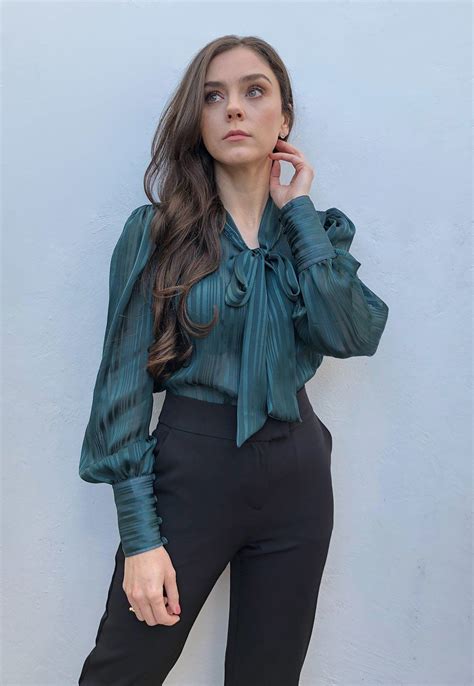 Camisa Hora de Diva Gola Laço Bufante Lurex Verde Esmeralda Ruffle