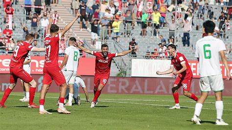 90 5 Minute Kickers jubeln in der Nachspielzeit über den 2 1