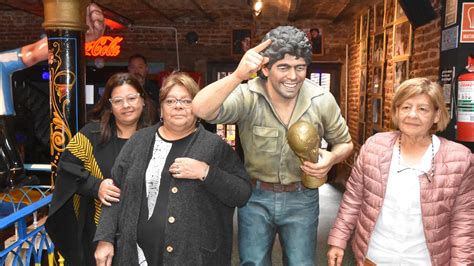 Las Hermanas De Maradona Visitaron Por Primera Vez El Bar Temático De