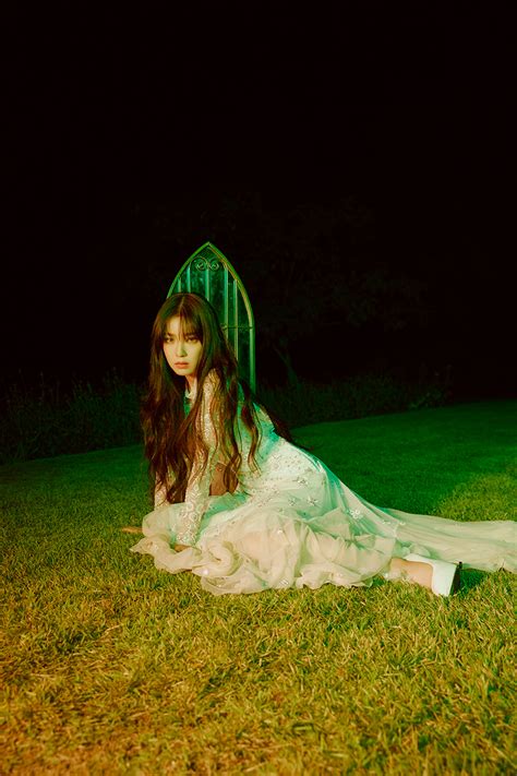 Red Velvet S Irene Holds Up A Lamp In Psycho Teasers For The Reve