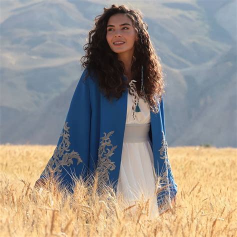 Ebru Şahin como Reyyan Aslanbey en el teaser Hercai 3ra Temporada