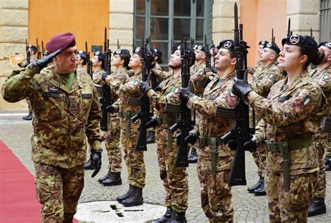 Il Capo Di Sme Al Comfoter Di Supporto Esercito Italiano