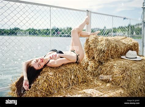 Mädchen im bikini auf der wiese Fotos und Bildmaterial in hoher