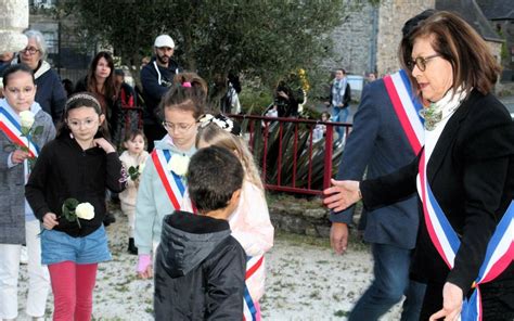 À Saint Agathon Une Quarantaine De Personnes Ont Rendu Hommage à