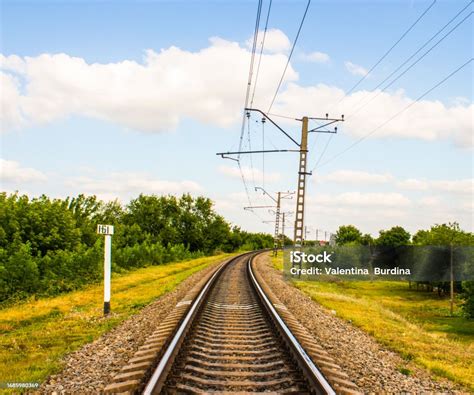 Tiang Saluran Listrik Dan Rel Kereta Api Foto Stok Unduh Gambar