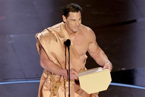 Video John Cena presentó desnudo una de las categorías de los Oscar