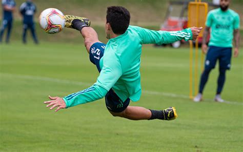 Pontaria afiada Pedro marca golaço de voleio em treino do Flamengo