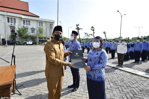 PENYERAHAN SK CALON PEGAWAI NEGERI SIPIL CPNS MENJADI PEGAWAI NEGERI