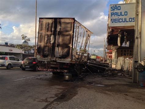 Carreta Que Transportava Colch Es Pega Fogo Em Avenida Do Recife