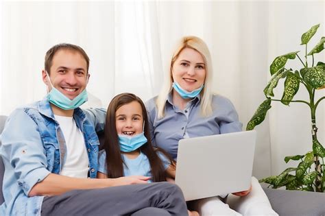 Tiempo de cuarentena familia con máscaras protectoras en la sala de