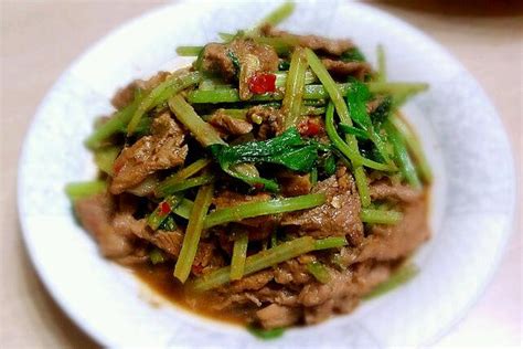 芹菜炒牛肉的做法【图解】芹菜炒牛肉怎么做如何做好吃芹菜炒牛肉家常做法大全快乐每一天xxm豆果美食