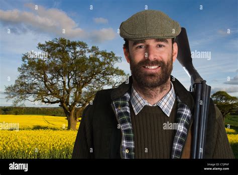 Hombre con escopeta de frente fotografías e imágenes de alta resolución