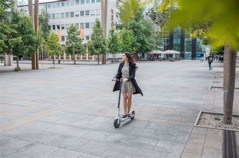 París la primera ciudad en prohibir las patinetas eléctricas este es