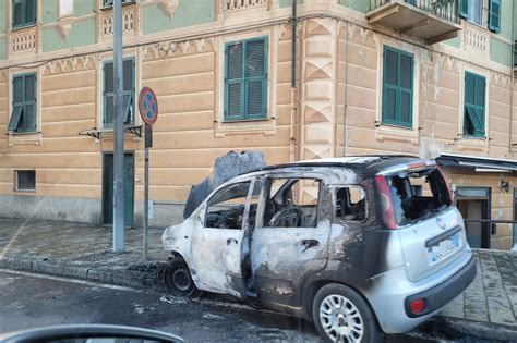 Savona Auto Distrutta Dalle Fiamme In Corso Mazzini Intervengono I