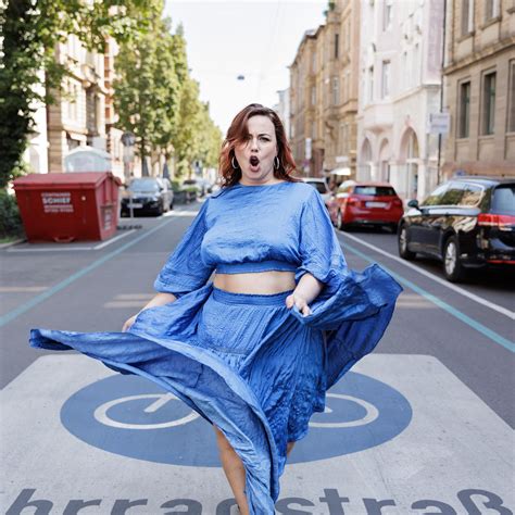 Bauchfrauen - BELLY STORY VON SARAH: MIT BEUTEL AM BAUCH DAS LEBEN