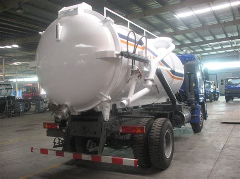 Military Quality Vacuum Fecal Sewage Suction Tanker Trucks China