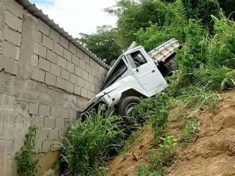 G Caminhonete Desgovernada Desce Morro E Atinge Loja No Es