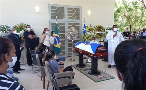 Homenagens e emoção marcam missa de despedida do ex prefeito Firmino