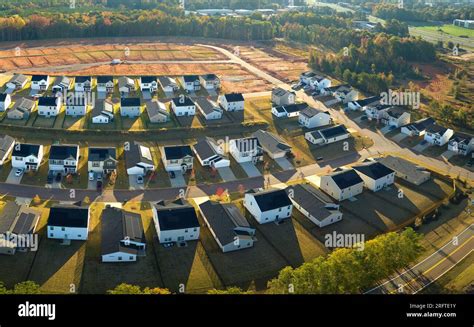 Vue aérienne des maisons bien remplies dans la zone résidentielle de