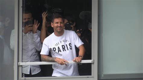 Lionel Messi A Fost Primit Ca Un Erou La Paris Mii De Fani L Au