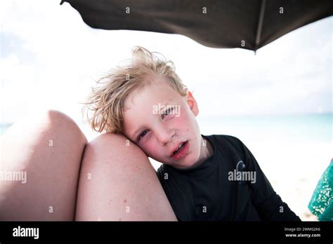 Blonde teen beach Fotos und Bildmaterial in hoher Auflösung Alamy