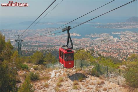 Una cabina della funivia nella città di Foto Tolone