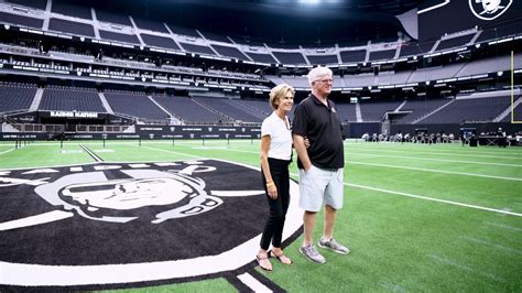 Dave Casper finds his Hall of Fame plaque while touring Allegiant Stadium