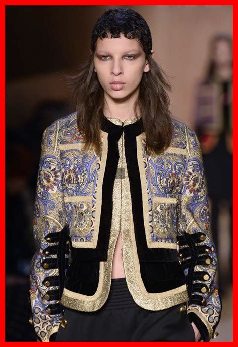 La Lingerie Visible Fait Elle Son Retour Sur Les Podiums De La Mode Wadaef FR