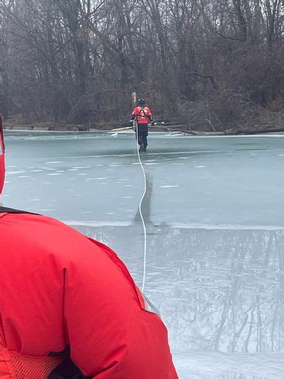 K Stenwache Rettet Dankbaren Hund Der Im Eiskalten Wasser Gefangen War