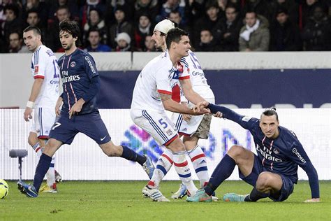 Foot OL L arbitre de PSG OL s est excusé auprès de Lovren