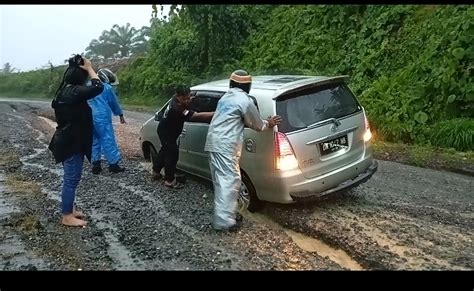 Proyek Jalan Trans Sulawesi Yang Di Kerja Perusahaan Bumi Karsa Rusak