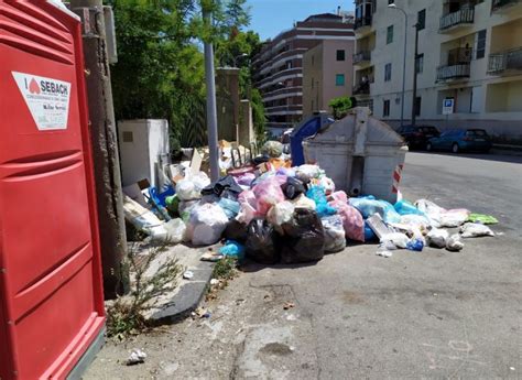 Spazzatura Sulle Strade E Cassonetti Stracolmi Viaggio Tra I Rifiuti A