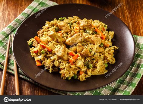 Gebakken Rijst Nasi Goreng Met Kip En Groenten Op Een Plaat Stockfoto