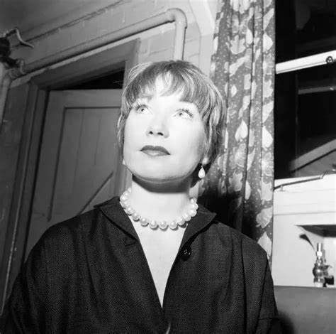 SHIRLEY MACLAINE PICTURED At London Heathrow Airport 1960 OLD PHOTO 1