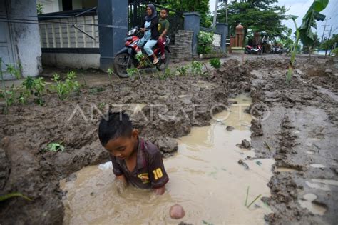 Protes Jalan Rusak Di Deli Serdang Antara Foto