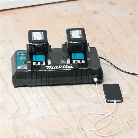 Makita DC18RD LXT 14 4 V 18 V Li Ion Ni MH Dual Port Wall Battery