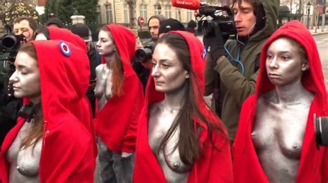 Gilets Jaunes Qui Taient Les Cinq Femmes Seins Nus Face Aux