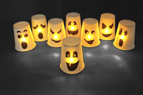 Fantômes lumineux avec des gobelets Activités manuelles Halloween