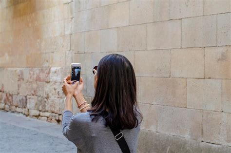 Turista Fotografiando Las Calles De La Ciudad De Salamanca Foto Premium