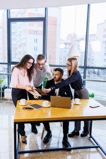 Reuni N Exitosa De Gente De Negocios Discutiendo Nuevas Ideas De