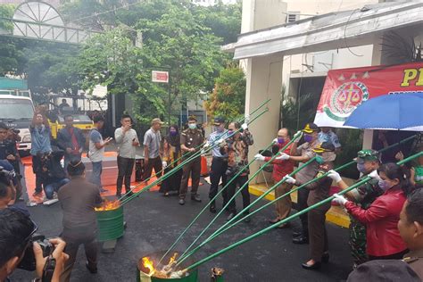 Kejaksaan Bekasi Musnahkan Ribuan Barang Bukti Hasil Kejahatan Tahun