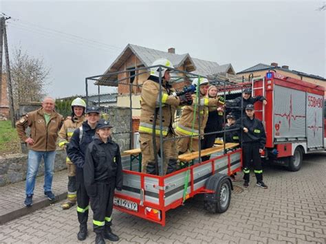 Śmigus dyngus ze strażakami z Ochotniczej Straży Pożarnej w Dąbrowie