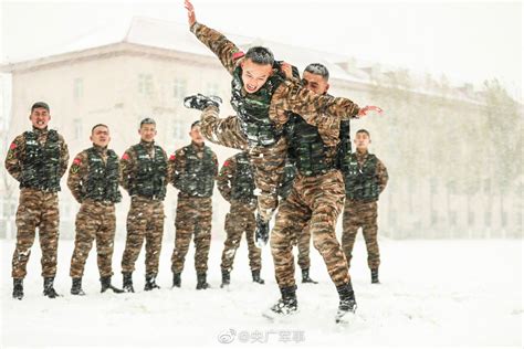 “硬汉”来袭！武警特战队员雪地大练兵