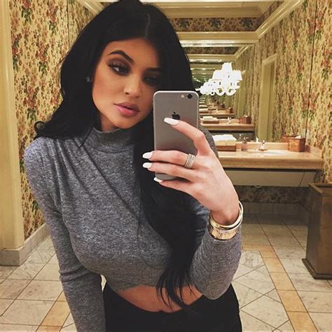 The Kylie Jenner Guide To The Ultimate Mirror Selfie Elle Canada