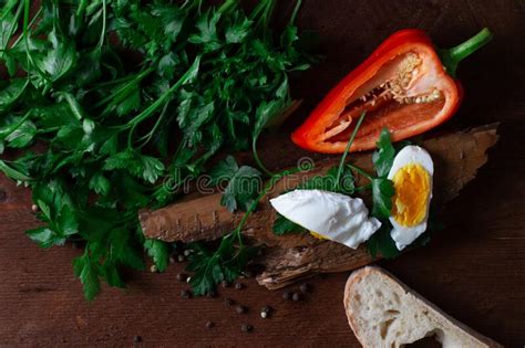 Pimiento De Campanilla Roja Con Huevo Hervido En Una Mesa De Madera De