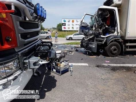 Poważny wypadek dwóch ciężarówek pod Swarzędzem W akcji LPR PIRACI