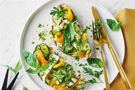 Tartine Mit Gegrillter Zucchini Und Ziegenfrischk Se Rezepte Falstaff