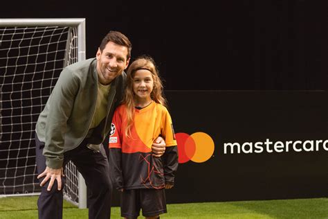 Lionel Messi D Voile Le Nouveau Kit Des Mastercard Player Mascot L