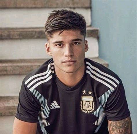 Classify argentine footballer Joaquin Correa.