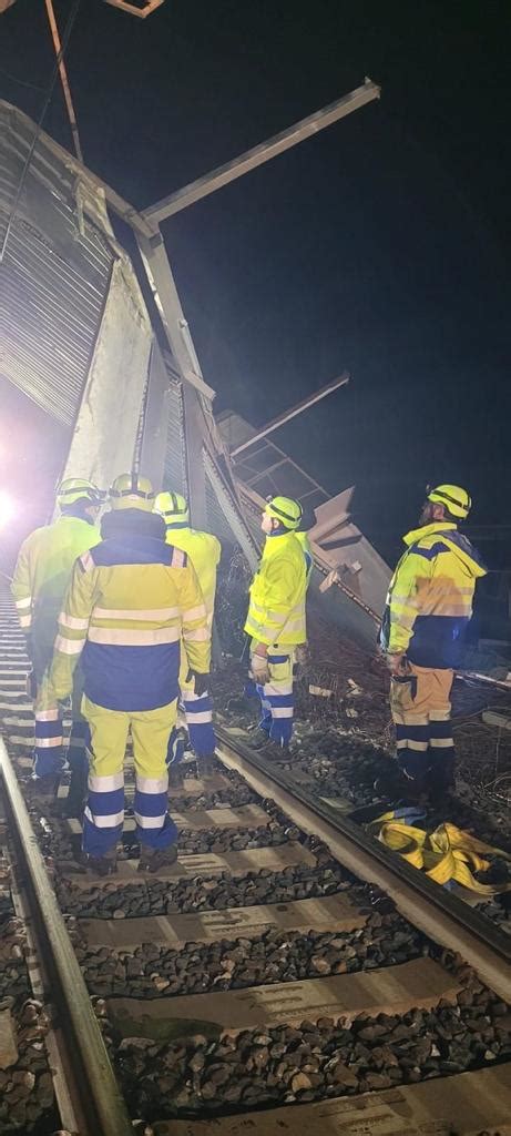 Tragedia Sfiorata Sulla Messina Siracusa Tettoia Crolla Sui Binari